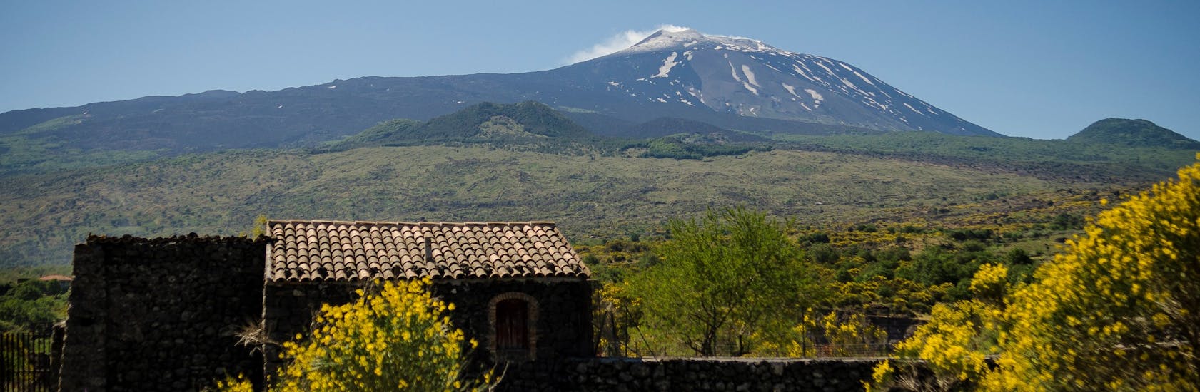 Una casa sul versante nord dell'Etna durante l'Escursione all'Etna, Randazzo e alle Gole dell'Alcantara con SAT Excursion Taormina.