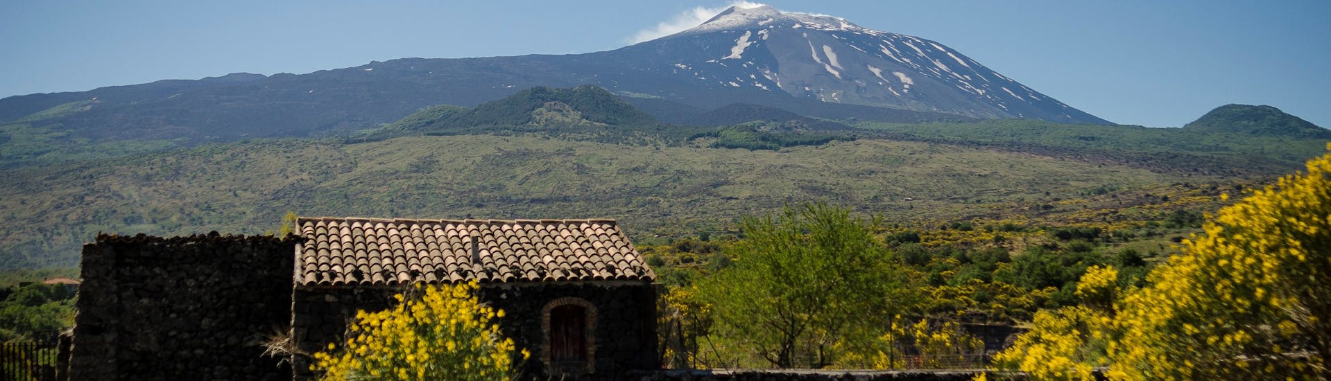 Una casa en el lado norte del Etna durante la excursión al Monte Etna, Randazzo y las gargantas de Alcantara con SAT Excursion Taormina.
