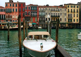 Foto van onze boot die vóór een privé bootreis langs het Grote Kanaal in Venetië met Park-View Viaggi wordt geankerd.