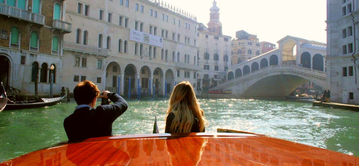 Foto di una coppia durante un giro in barca privato lungo il Canal Grande a Venezia con Park View Viaggi.