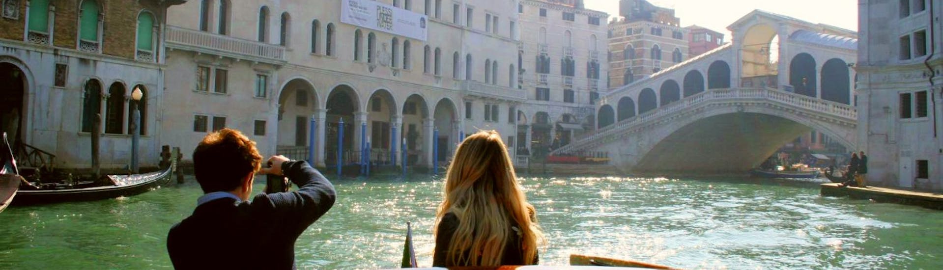 Foto eines Paares während einer privaten Bootsfahrt auf dem Canale Grande in Venedig mit Park View Viaggi.