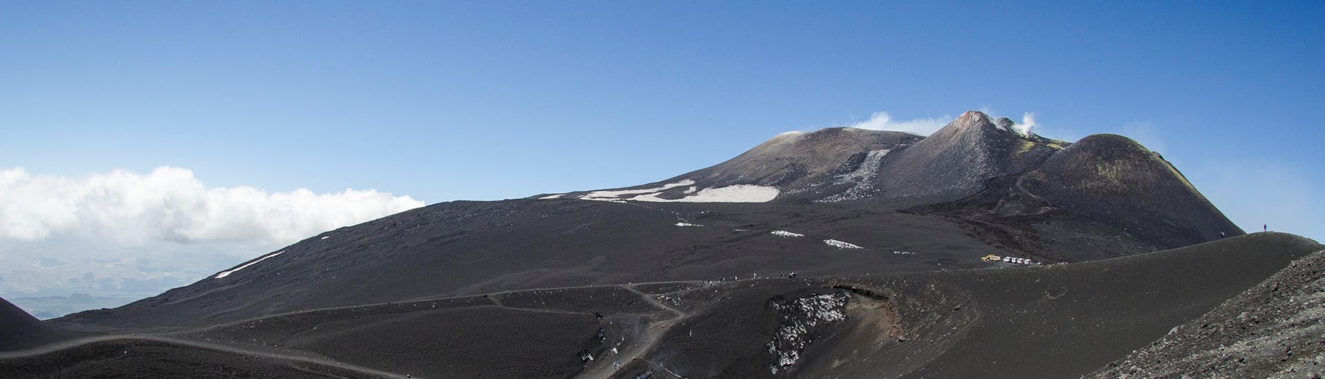 Los cráteres de la cumbre durante la excursión al Monte Etna y las Gargantas de Alcántara desde Taormina con SAT Excursions Taormina.