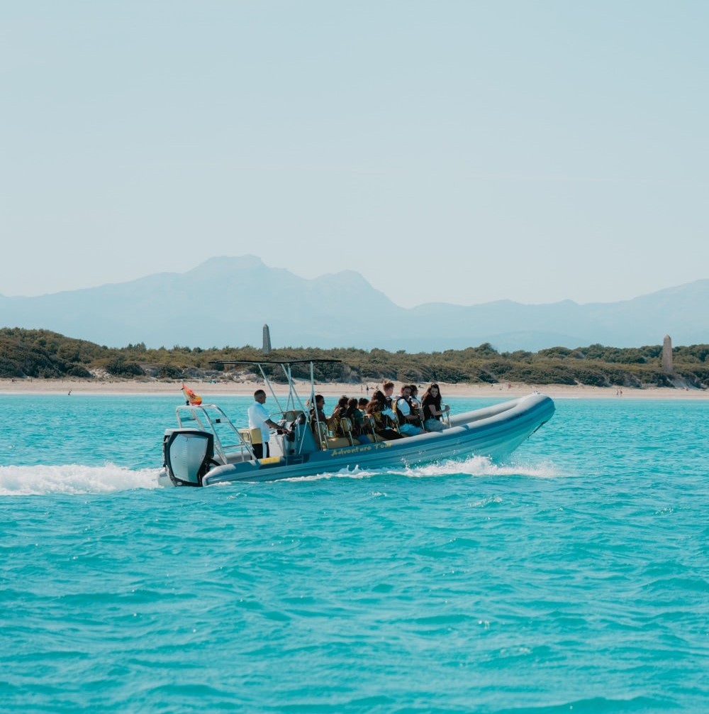 Gente navegando durante un viaje en barco desde Ca'n Picafort a Cabo Farrutx con la moto acuática GoJet.