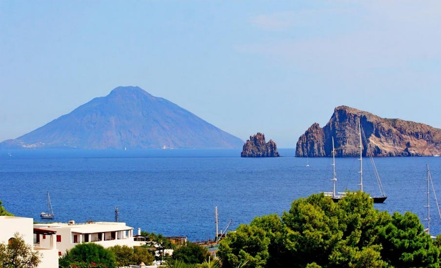 Foto der Äolischen Inseln, aufgenommen während der Bootstour nach Lipari, Panarea und Stromboli ab Tropea mit Tripodi Navigazione Tropea.