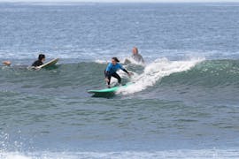 Un groupe de personnes profitant de leur leçon de surf à Ericeira sur la Praia do Matadouro avec Boardculture Surf Center.