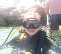 Una chica sonríe mientras está en el agua durante el curso Bubblemaker con Cyprus Diving Adventure.