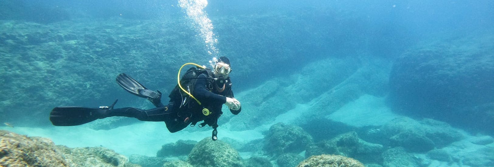 Foto de un buceador durante el curso con Cyprus Diving Adventures.