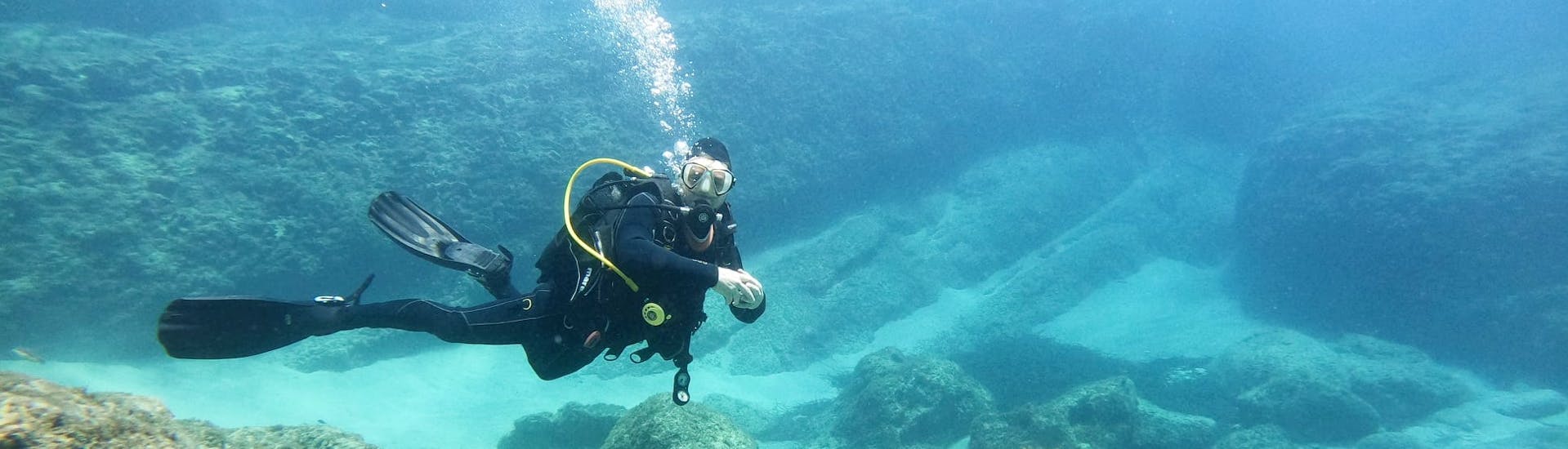 Foto de un buceador durante el curso con Cyprus Diving Adventures.