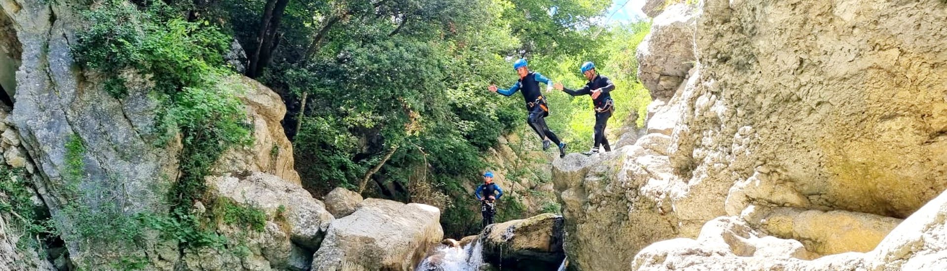 Participant sautant d'un rocher pendant la sortie Canyoning dans le Gours du Ray près de Nice avec Canyons Experience Nice.