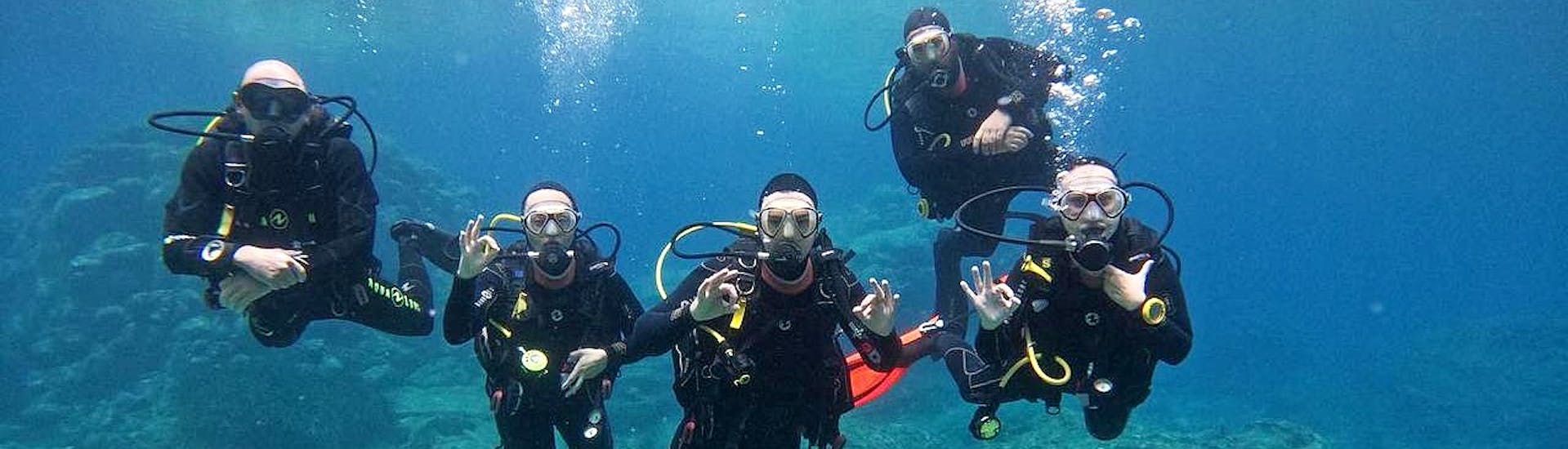 Foto van een groep duikers die onder water poseren tijdens een cursus met Cyprus Diving Adventures.