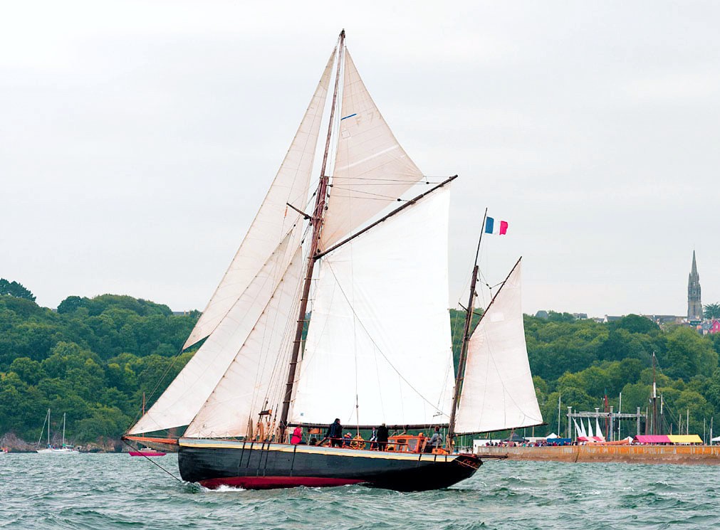 People are doing a Boat Trip on a Vintage Sailboat to the Island of Groix with Lys Noir Morbihan.