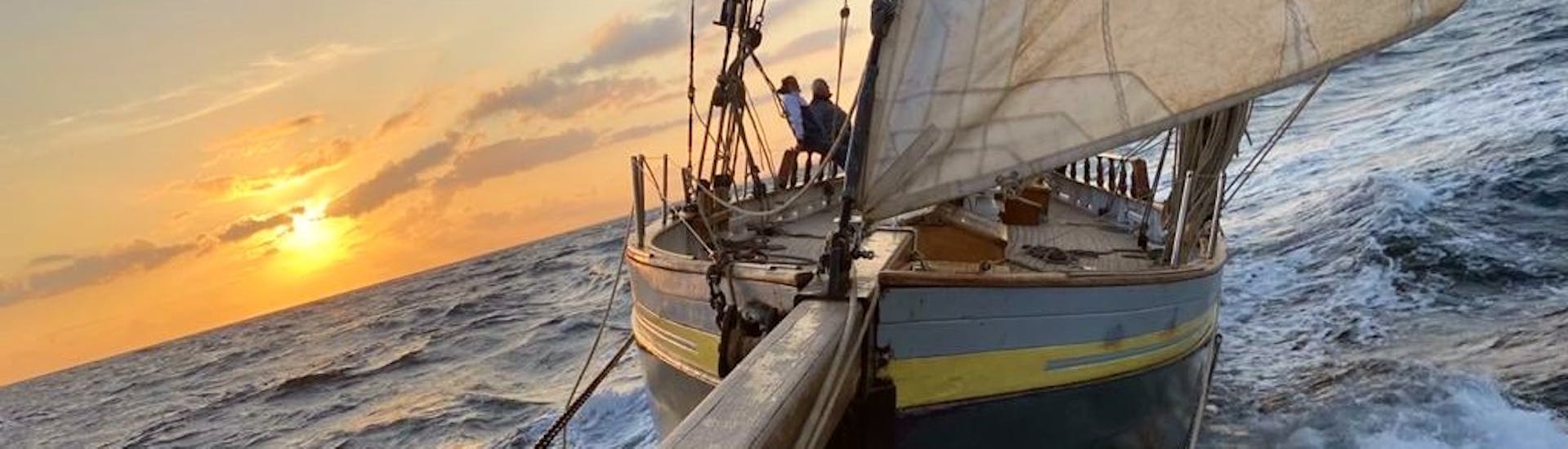 Mensen doen een Sunset Boottocht op een Vintage Zeilboot naar de Golf van Morbihan met Lys Noir Morbihan.
