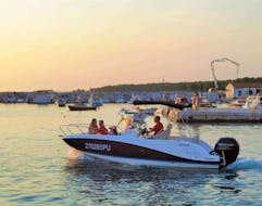 Menschen auf dem Boot kurz nach dem Start der Private Bootstour mit Delfinbeobachtung bei Sonnenuntergang mit Sea Tours Istria Fažana.