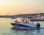 Des gens sur le bateau juste après le départ de la Balade privée en bateau au coucher du soleil avec Observation des Dauphins à partir de Fažana avec Sea Tours Istria Fažana.