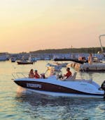 Menschen auf dem Boot kurz nach dem Start der Private Bootstour mit Delfinbeobachtung bei Sonnenuntergang mit Sea Tours Istria Fažana.