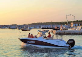 Mensen op de boot kort na het begin van de privé boottocht bij zonsondergang met dolfijnen spotten vanuit Fažana met Sea Tours Istria Fažana.