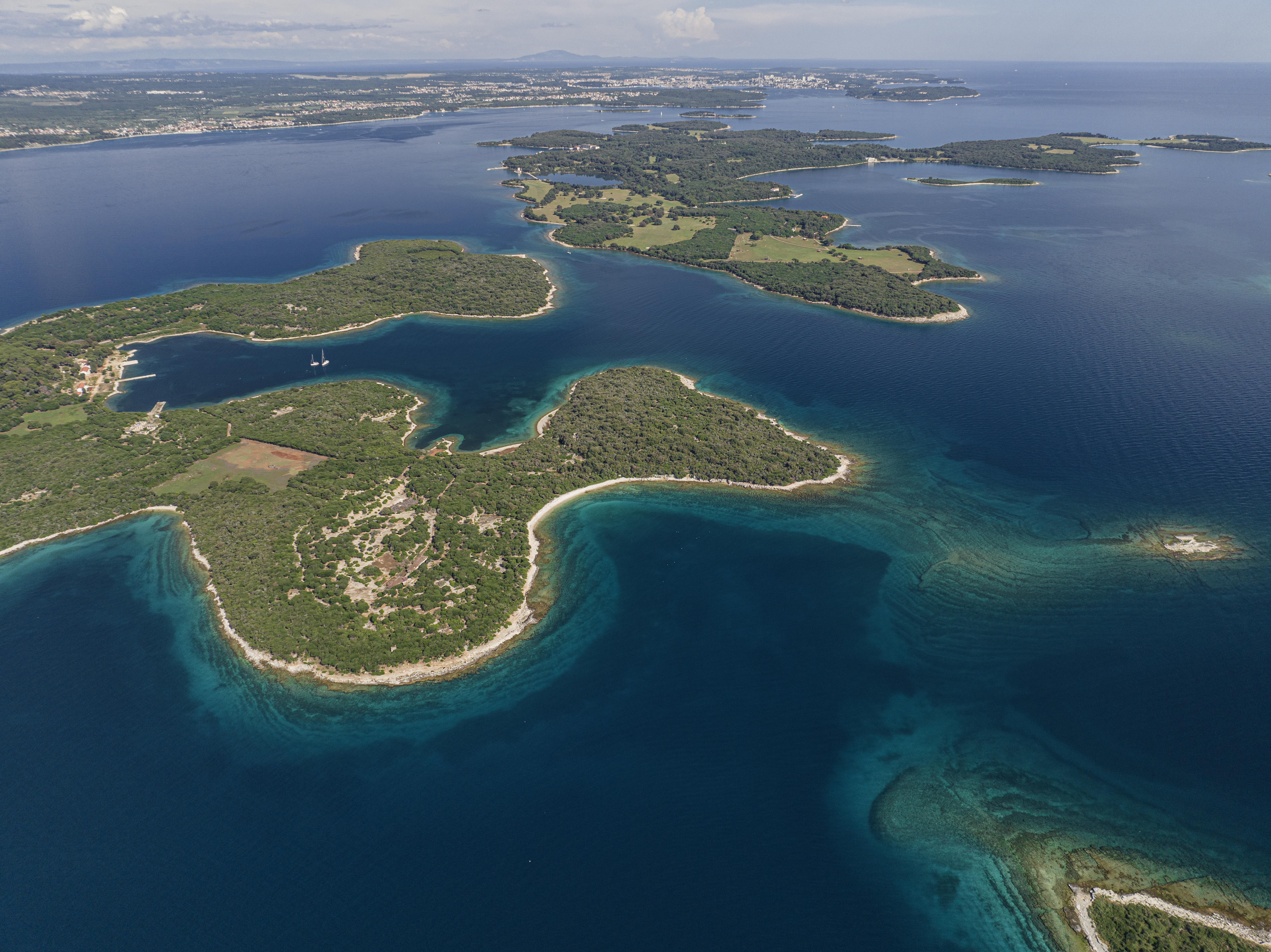 Vista aérea del archipiélago de las islas Brijuni. Vista panorámica aérea del exuberante archipiélago verde rodeado de aguas turquesas cristalinas durante una excursión privada en barco por la isla de Brijuni con Sea Tours Istria Fažana.