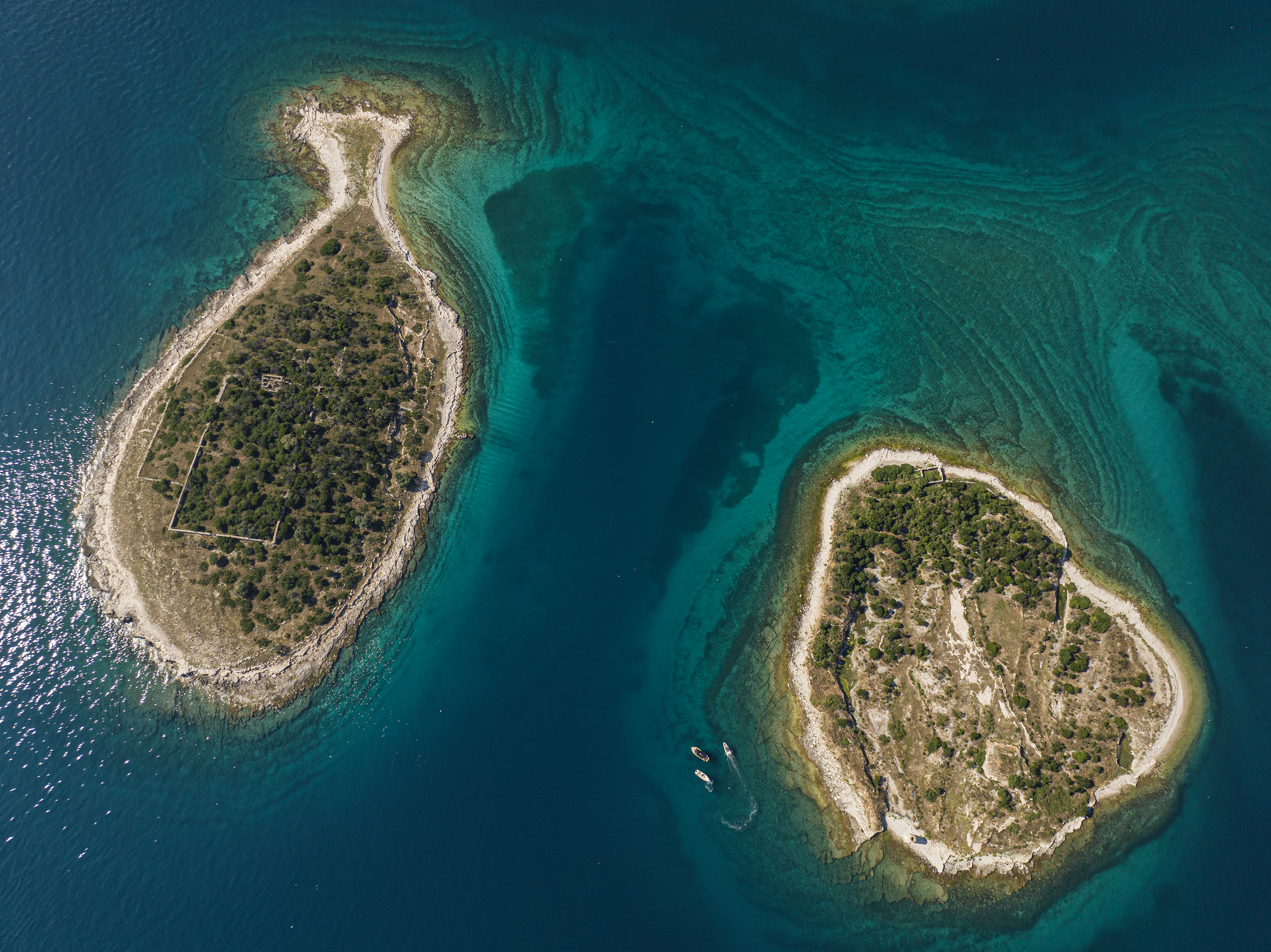 Panoramische boottocht rond de Brijuni-eilanden met Sea Tours Istria. Luchtfoto van schilderachtige eilanden omgeven door kristalhelder turquoise water tijdens een privéboottocht naar St. Jerolim of Veliki Brijuni met Sea Tours Istria Fažana.