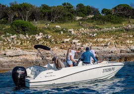 Menschen auf dem Boot während der Tagestour nach St. Jerolim oder Veliki Brijuni mit Panoramafahrt ab Fažana mit Sea Tours Istria Fažana.
