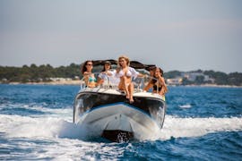 Das Boot fährt Richtung Pula während der Private Bootstour zu den Seagull's Rocks in Pula ab Fažana mit Sea Tours Istria Fažana.