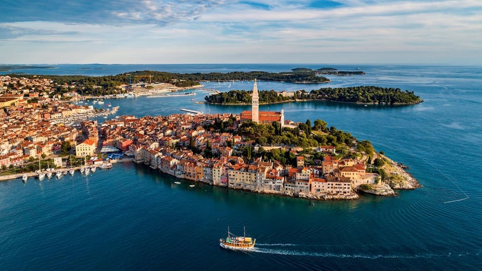 Vista de la histórica ciudad de Rovinj, que vas a visitar durante el paseo en barco privado a Rovinj desde Fažana con Sea Tours Istria Fažana.