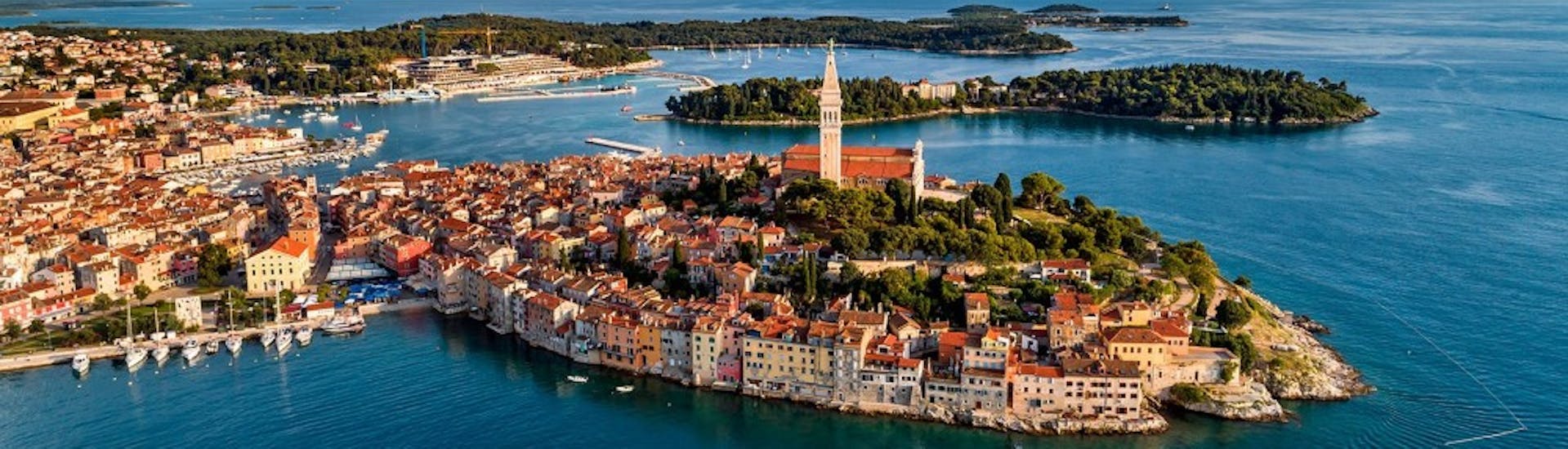 Vue de la ville historique de Rovinj, que vous allez visiter pendant la Balade en bateau privé à Rovinj depuis Fažana avec Sea Tours Istria Fažana.