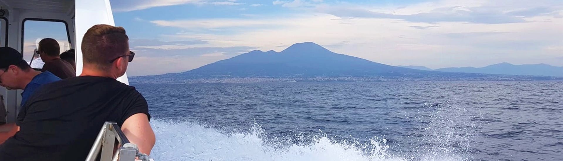 Man kijkt naar de Vesuvius vanaf de boot tijdens de boottocht van Napels naar Capri met zwemmen met HP Travel Capri.