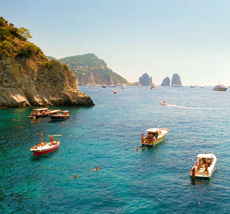 Blick auf die Küste von Capri während der Bootstour von Neapel nach Capri mit Schwimmstopp mit HP Travel Capri.