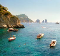 Vista de la costa de Capri durante el paseo en barco de Nápoles a Capri con baño, con HP travel.
