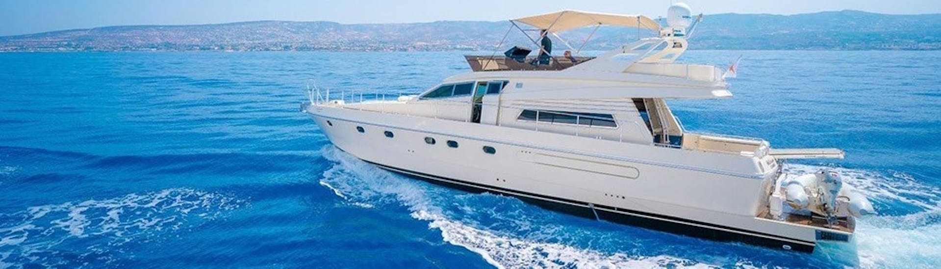 Uitzicht op ons schip de Diamond op zijn reis van Protaras naar de Blue Lagoon met Paphos Sea Cruises.