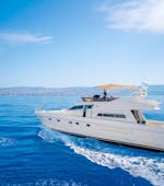 La barca Diamond sta navigando durante la Gita in yacht di lusso da Protaras alla Laguna Blu - Solo adulti con Paphos Sea Cruises.