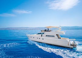 La barca Diamond sta navigando durante la Gita in yacht di lusso da Protaras alla Laguna Blu - Solo adulti con Paphos Sea Cruises.