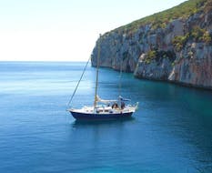 Onze zeilboot gespot tijdens een zeiltocht vanuit Alghero langs de kust met zonsondergang aperitief met Coral Sail Alghero.