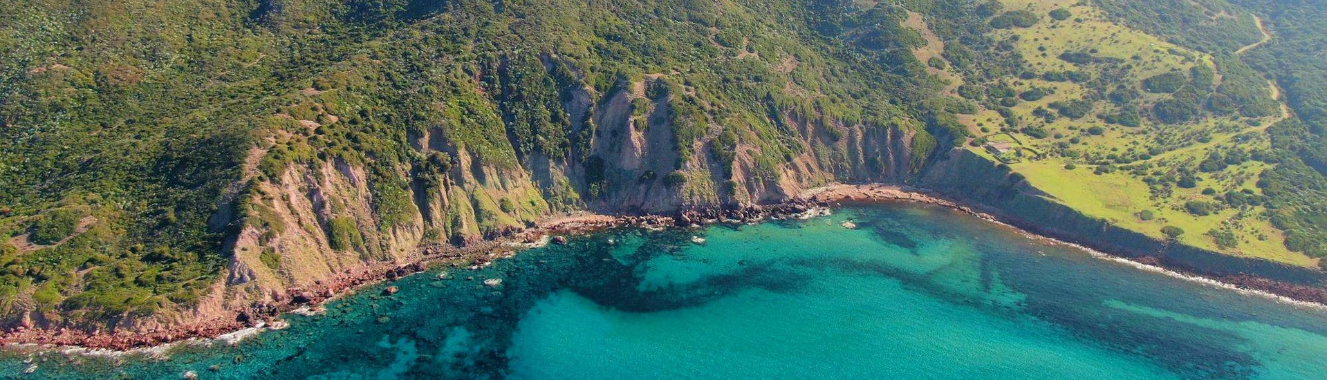 Incredible photo of the Porte Conte Park coastline visited during a private sailing trip from Alghero to Porto Conte Park with lunch with Coral Sail Alghero.