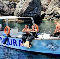 Dos personas sonriendo en un barco durante la excursión de snorkel en Taormina con aperitivo con Sicily Adventure Taormina.