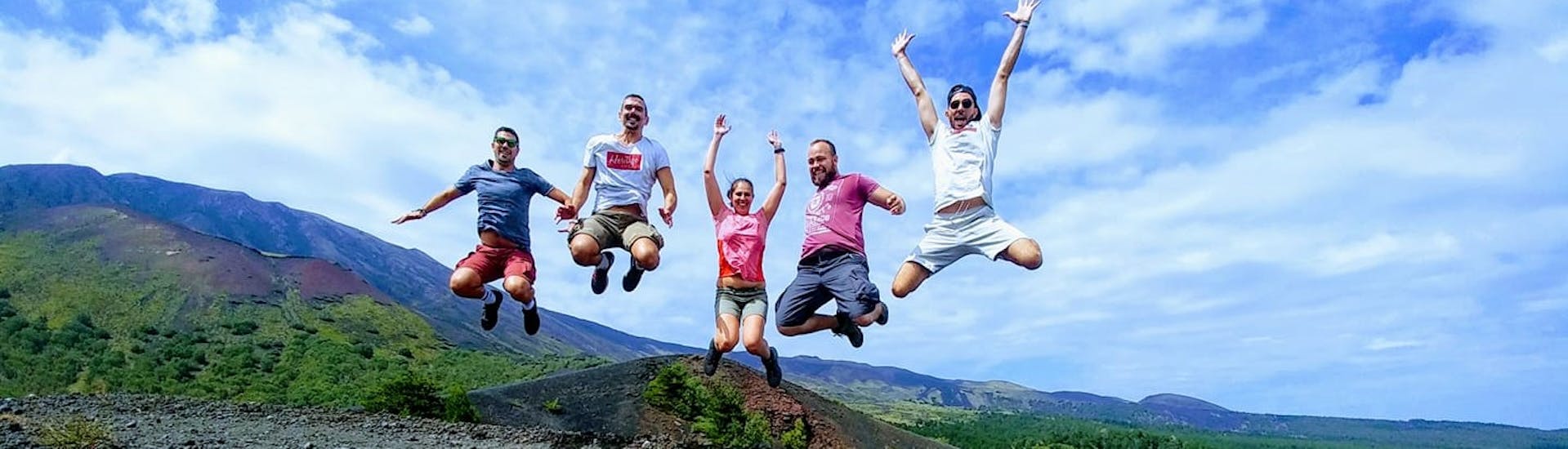 Gente saltando durante el Trekking en el Monte Etna y en el Gole dell'Alcantara con Sicily Adventure Taormina.