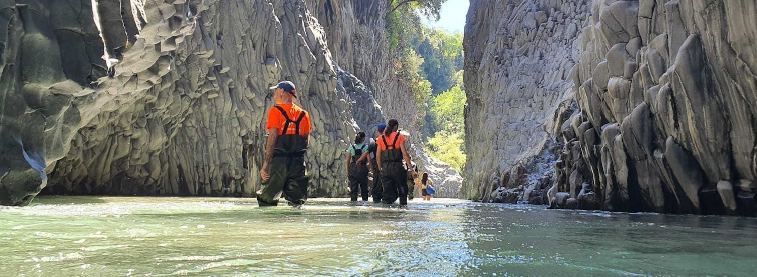 Un gruppo di persone nelle gole durante il River trekking nelle Gole dell'Alcantara con Sicily Adventure Taormina.