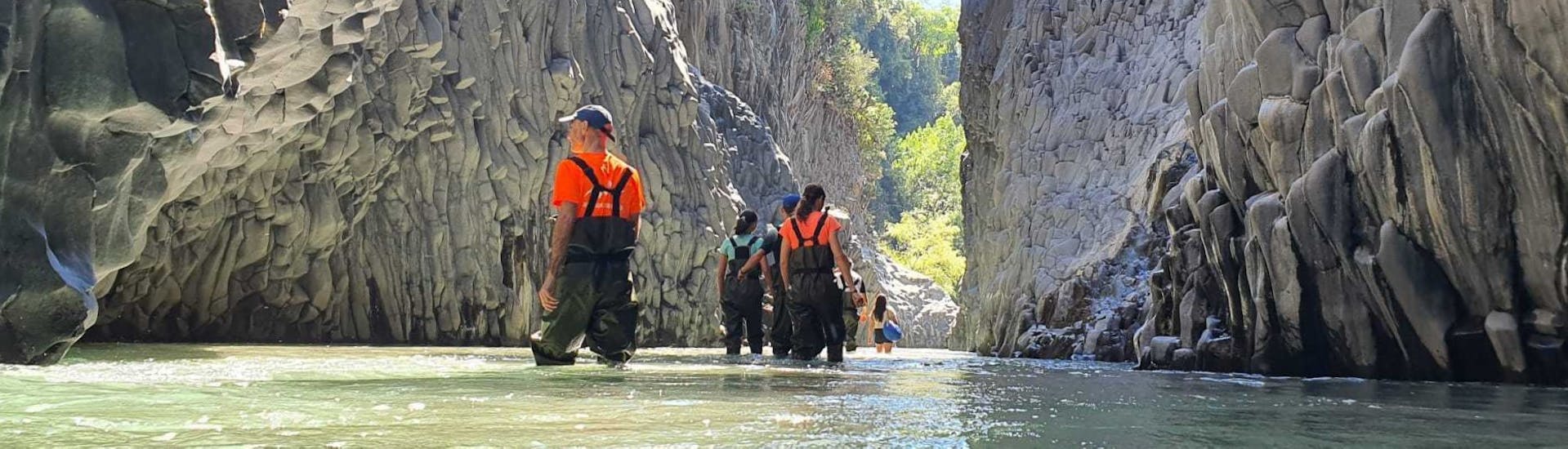 Un grupo de personas en el río durante el trekking fluvial en el Gole dell'Alcantara con Sicily Adventure Taormina.
