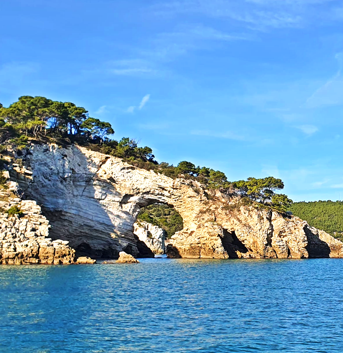 Foto del Architiello tomada desde la goleta de Caicco Eco Freedom durante el paseo en Barco desde Vieste a la Costa del Gargano con Almuerzo.