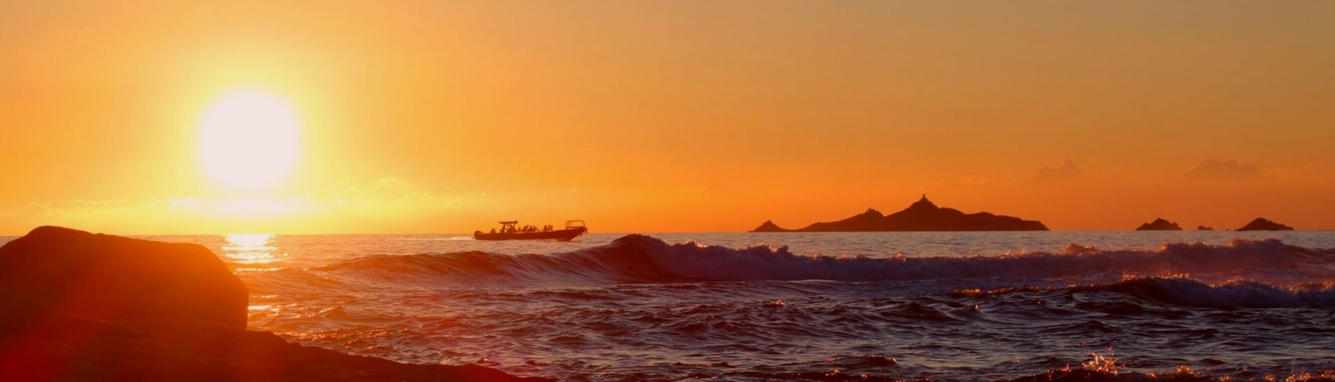 Mensen doen een boottocht bij zonsondergang naar de Sanguinaires-eilanden met JPS Aventure Corse.