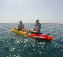 Dos chicos durante una excursión de medio día en kayak en Premantura con snorkel con Kayak Premantura.