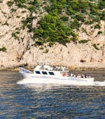 Das Boot von HP Travel Capri bei der Fahrt entlang der Küste während der Bootstour von Sorrent nach Capri mit Limoncello-Verkostung.