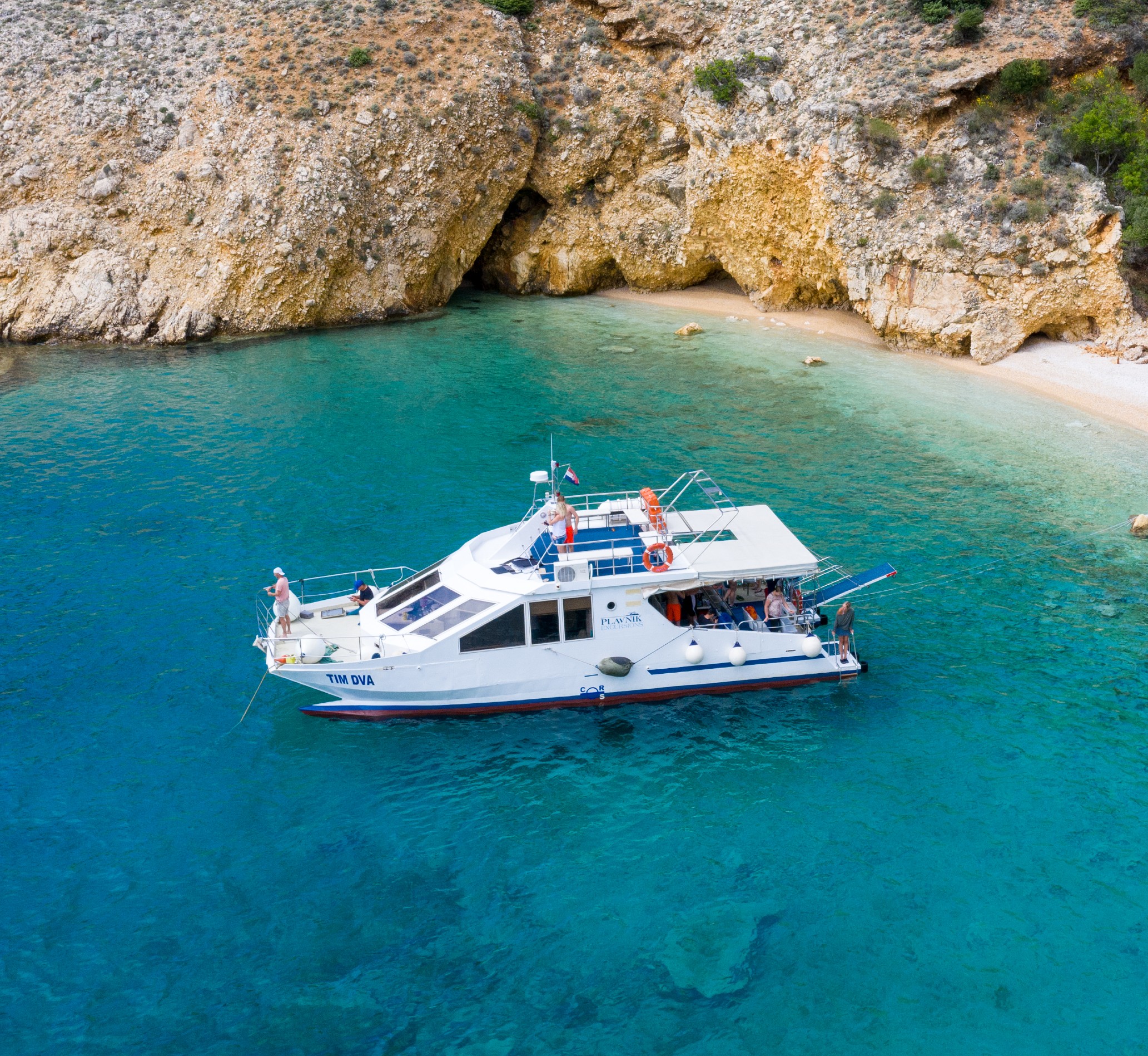 Foto van de boot die door Plavnik Excursies Punat wordt gebruikt voor de boottocht van Punat naar 5 eilanden.