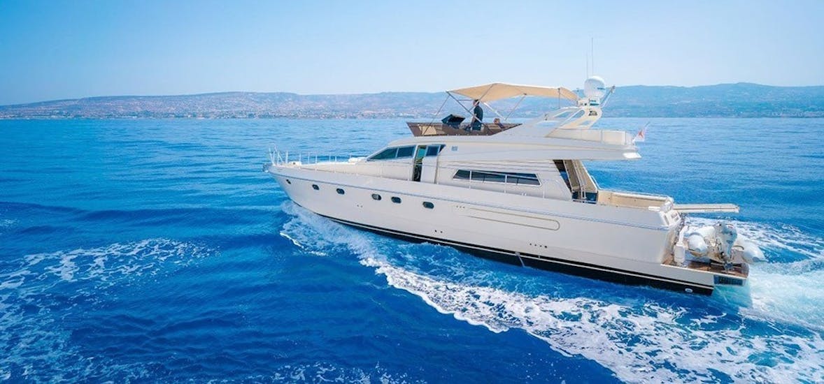 Diamond, das Boot, das Euch mit Paphos Sea Cruises auf eine Bootstour zum Sonnenuntergang ab Protaras entlang der Ostküste mitnimmt.