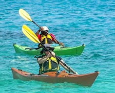 Deux garçons s'amusant pendant la randonnée en kayak de mer d'une journée à Premantura avec snorkeling avec Kayaking Premantura.