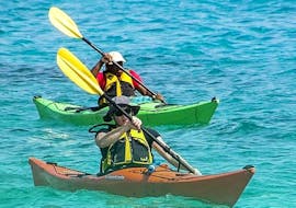 Deux garçons s'amusant pendant la randonnée en kayak de mer d'une journée à Premantura avec snorkeling avec Kayaking Premantura.