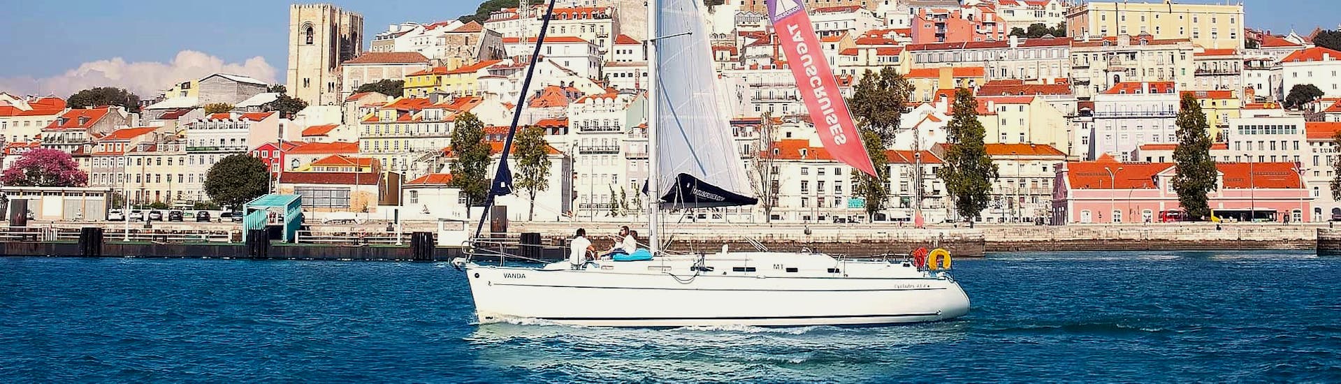 Un grupo de participantes divirtiéndose en un velero por el río Tajo durante un paseo en barco por la mañana en Lisboa con Taguscruises Lisboa.