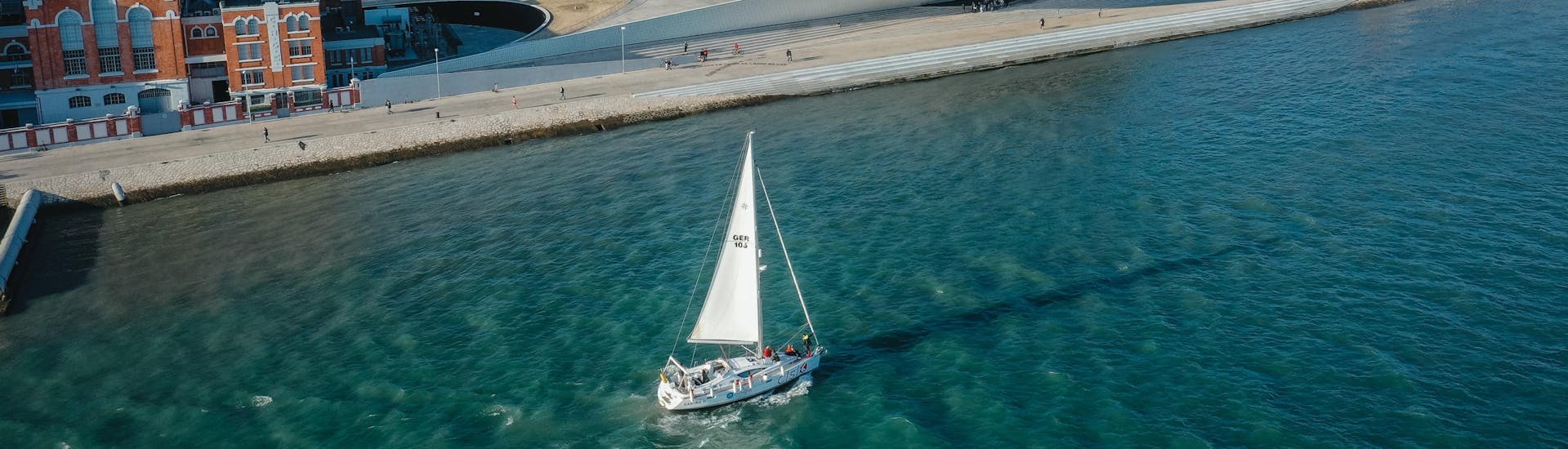 Zeilboottocht van Doca de Alcântara naar Taag (Tejo) met toeristische attracties.