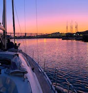 Notre bateau sur le fleuve lors d'une balade en voilier sur le fleuve Tage au coucher du soleil avec Enjoy Tagus.