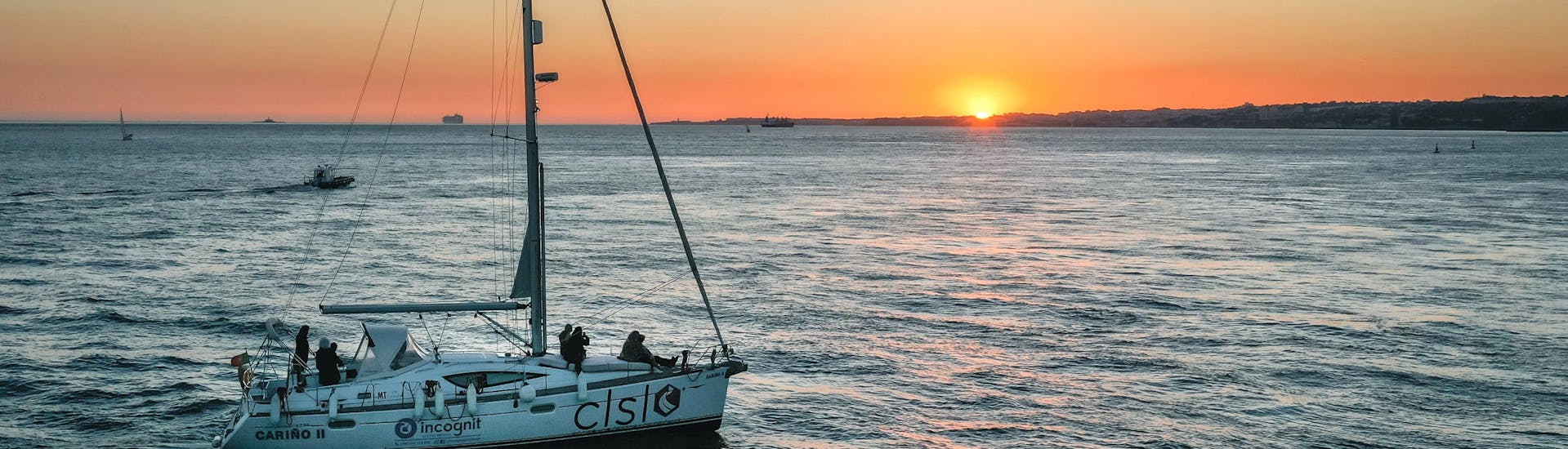 Unser Boot auf dem Tajo während einer Segelbootfahrt bei Sonnenuntergang mit Enjoy Tagus.